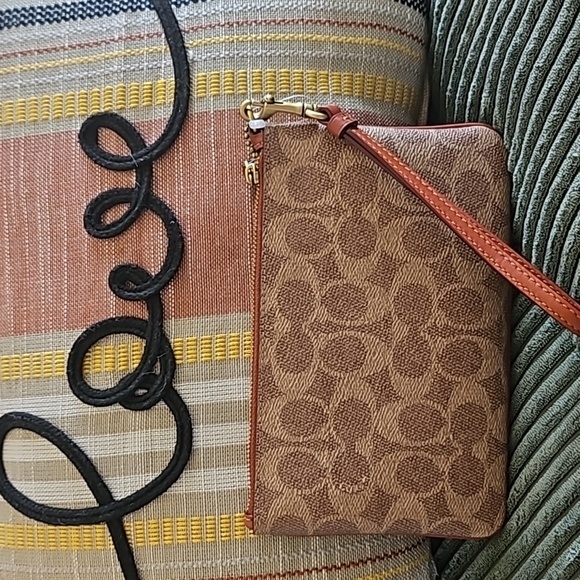 COACH Small Wristlet in Colorblock Signature Canvas *New - Picture 2 of 3